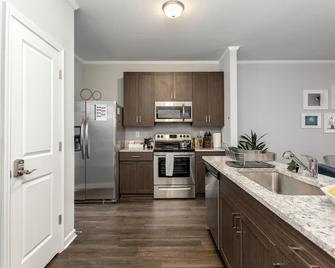 Beautiful New Construction Near Airport - East Point - Kitchen