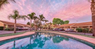 Best Western Airport Motel and Convention Centre - Attwood - Pool