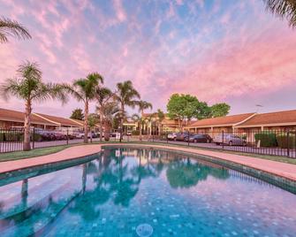 Best Western Airport Motel and Convention Centre - Attwood - Piscina