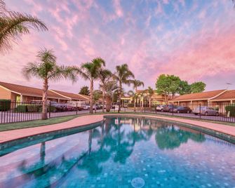 Best Western Airport Motel and Convention Centre - Attwood - Pool