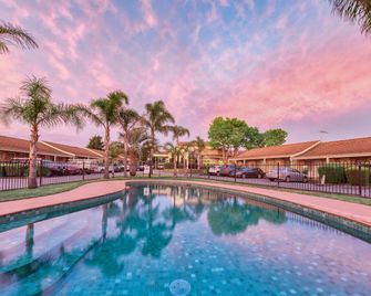 بست وسترن إيربورت موتيل آند كونفنشن سنتر - أتوود - حوض السباحة