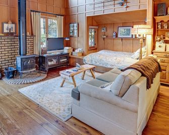 Riverside Retreat - Quiet Water - Yachats - Living room