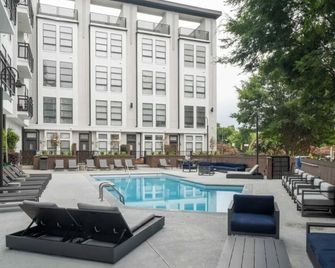 Spacious 2BD With Private Balcony and Free Parking - Charlotte - Pool