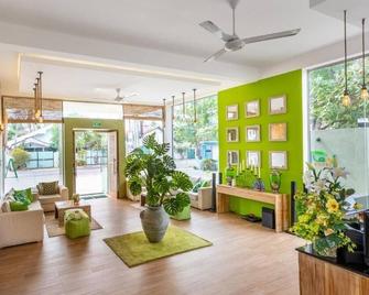 J Leaf Hotel By Blue Bird - Negombo - Lobby