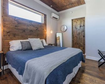 The Clay House - steps to everything! - Waco - Bedroom