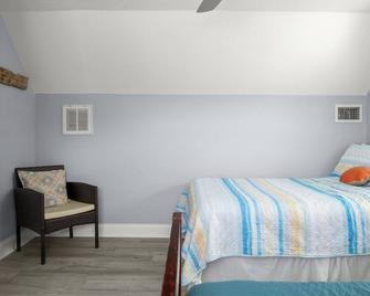 Waterfront 3 Bedroom Hudson Getaway with private dock! - Hudson - Habitación