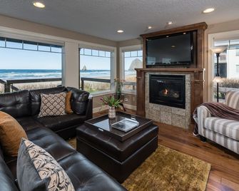 Blue Starfish by AvantStay Ocean Views Direct Cannon Beach Access - Cannon Beach - Living room