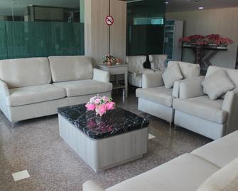 M Village Hostel - Sadao - Living room
