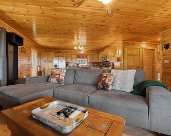 The Black Bear Lodge: Amazing Mountain Views! - Stanley - Living room