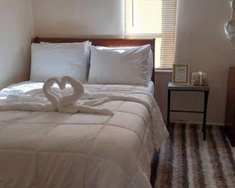 Adorable and Cozy Guesthouse.\nTake it easy at this unique and tranquil getaway. - West Park - Bedroom