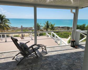 Ware-A-Dise - Newly Remodeled Home on Calm Caribbean home - North Palmetto Point - Balcón