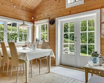 Beautiful home in Hornbæk with WiFi - Hornbæk - Dining room