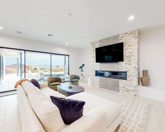 The Sunrise Perch - Marana - Living room