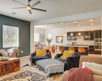 Rio Bravo Country Club Home in Bakersfield with Pool - Bakersfield - Living room