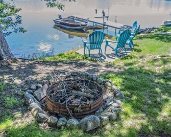 Lake front 2-bedroom cozy cottage in Commerce Twp, kayaks, peddle boat, fishing - Commerce Township