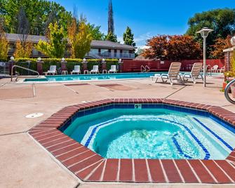 Baugh Motel, SureStay Collection by Best Western - Logan - Pool
