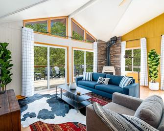 Hot Tub, Large Deck, Grill, Wifi, Resort Amenities - Berkeley Springs - Living room