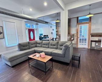 New Remodel! Historic Modern Industrial With A Splash Of History B&b - San Antonio - Sala de estar