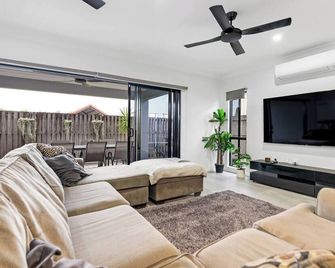 Manoora Haus Industrial Oasis near Parks and Beach - Manoora - Living room