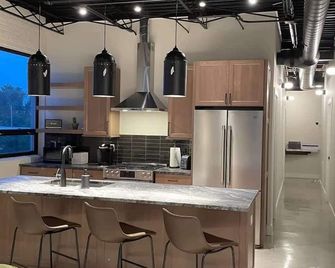Classic Pied a Terre - Benton Harbor - Kitchen