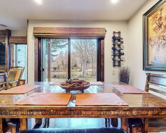 Pet-Friendly Remodeled Home. Wood Burning Fireplace and Private Washer/Dryer - Mammoth Lakes - Dining room