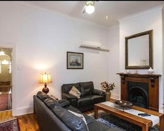 Gordon Street Cottage - Glenelg - Living room
