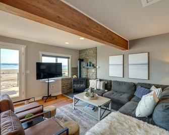 Coastal PNW Home on Swimmable Beach with Hot Tub! - Stanwood - Living room