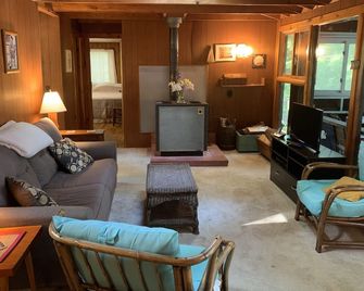 Private and Cozy Cottage, Excellent Fishing And Swimming; Sleeps 6. - Monmouth - Living room