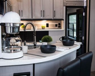 Luxury Glamping on Elm Creek Ranch - Florence - Kitchen