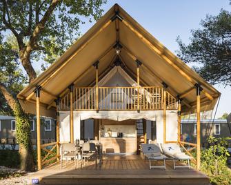 Falkensteiner Premium Mobile Homes and Camping Zadar - זאדאר - פטיו