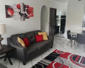 Tropics Paradise Condo - Nassau - Living room