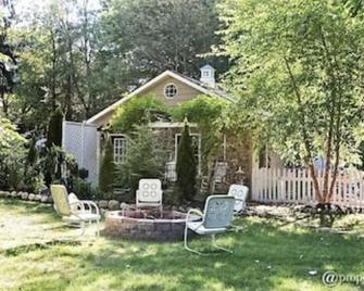 Charming New Buffalo Cottage - New Buffalo - Patio