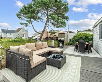 Shoreline Retreat Ocean Views Walk to Beach AC - Newburyport - Patio