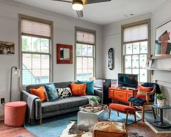 Charming 2br Retreat I Forsyth Park Location I Walk Downtown - Savannah - Living room