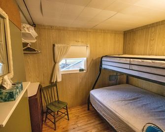 2 Waterfront Cottages on same property for 1 price - Haliburton - Bedroom