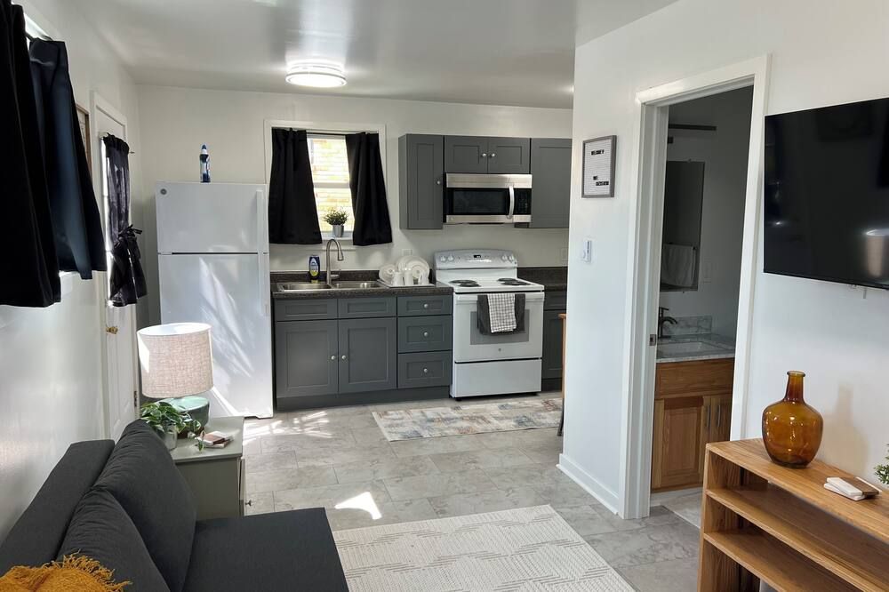 Newly remodeled spacious studio apartment in Johnstown, Richland Township, PA.