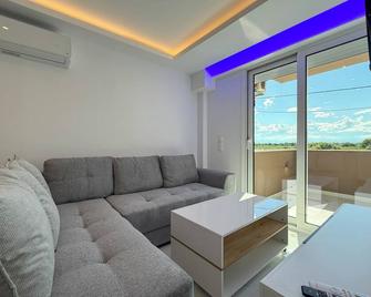 Ifestos Suites By Sdr - Katerini - Wohnzimmer