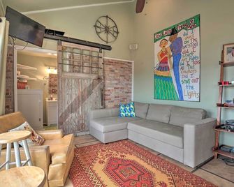 Lakeside Pleasure Island Cabin w/ Deck & Gas Grill - Farmerville - Living room