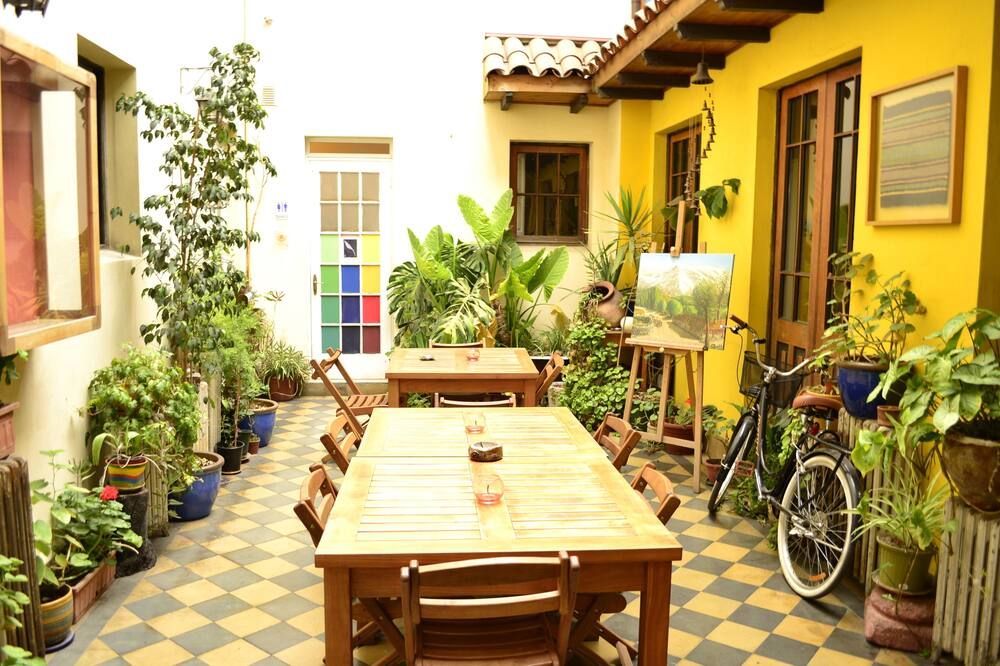 هوستلا ريو آمازوناس - سانتياغو - شرفة مرصوفة