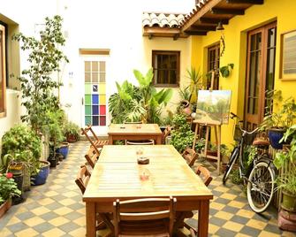 Hostal Rio Amazonas - Santiago - Patio