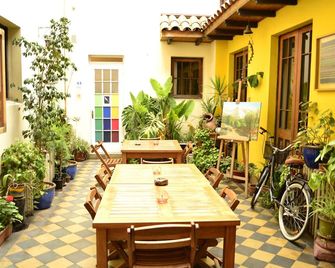 هوستلا ريو آمازوناس - سانتياغو - شرفة مرصوفة