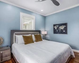 Luxury Designer Villa by the Beach Bright Beautiful Brand New - Galveston