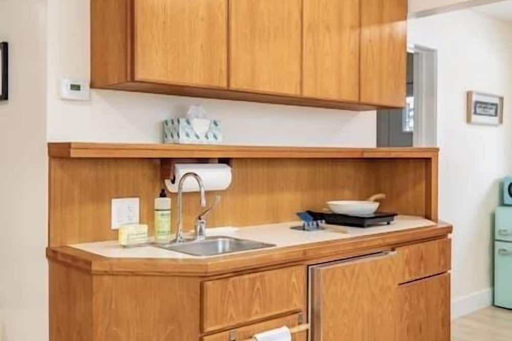 Garden Level Getaway - Anchorage - Kitchen