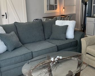 Turnpike Trailway2 - Perrysburg - Living room