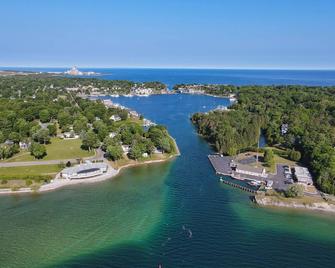 377 Edgewater Inn - Charlevoix - Beach