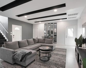 Texas State Fair / Downtown / Uptown Modern Villa with Game Room and Patio! - Dallas - Living room