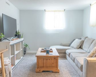 Private, Dog-friendly Suite w/ Hot Tub near Downtown COS - Colorado Springs - Sala de estar