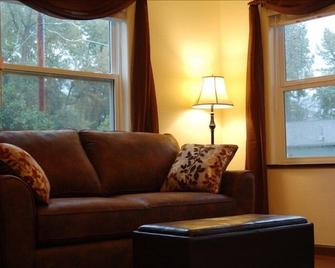 A Glacier's Bungalow on River's Edge Park. Family and Pet friendly. - Columbia Falls - Living room