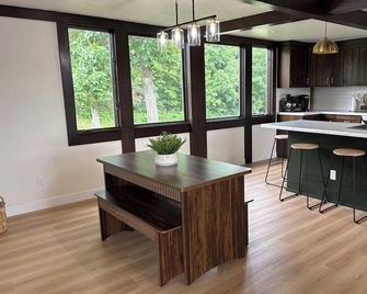 Walk to Road America-Private Getaway with Views + Loft + Fire Pit - Plymouth - Kuchyň