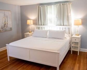 Walk to the beach! Two bedroom unit in the heart of Jax Beach - Jacksonville Beach - Bedroom
